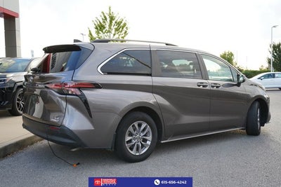 2022 Toyota Sienna LE 8 Passenger